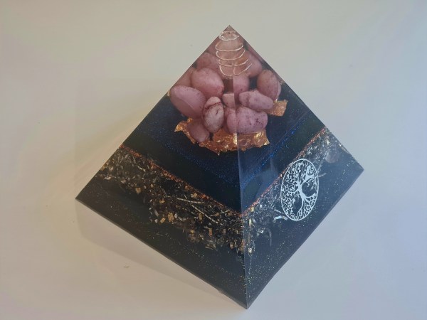 Orgonite pyramide jade violette noire